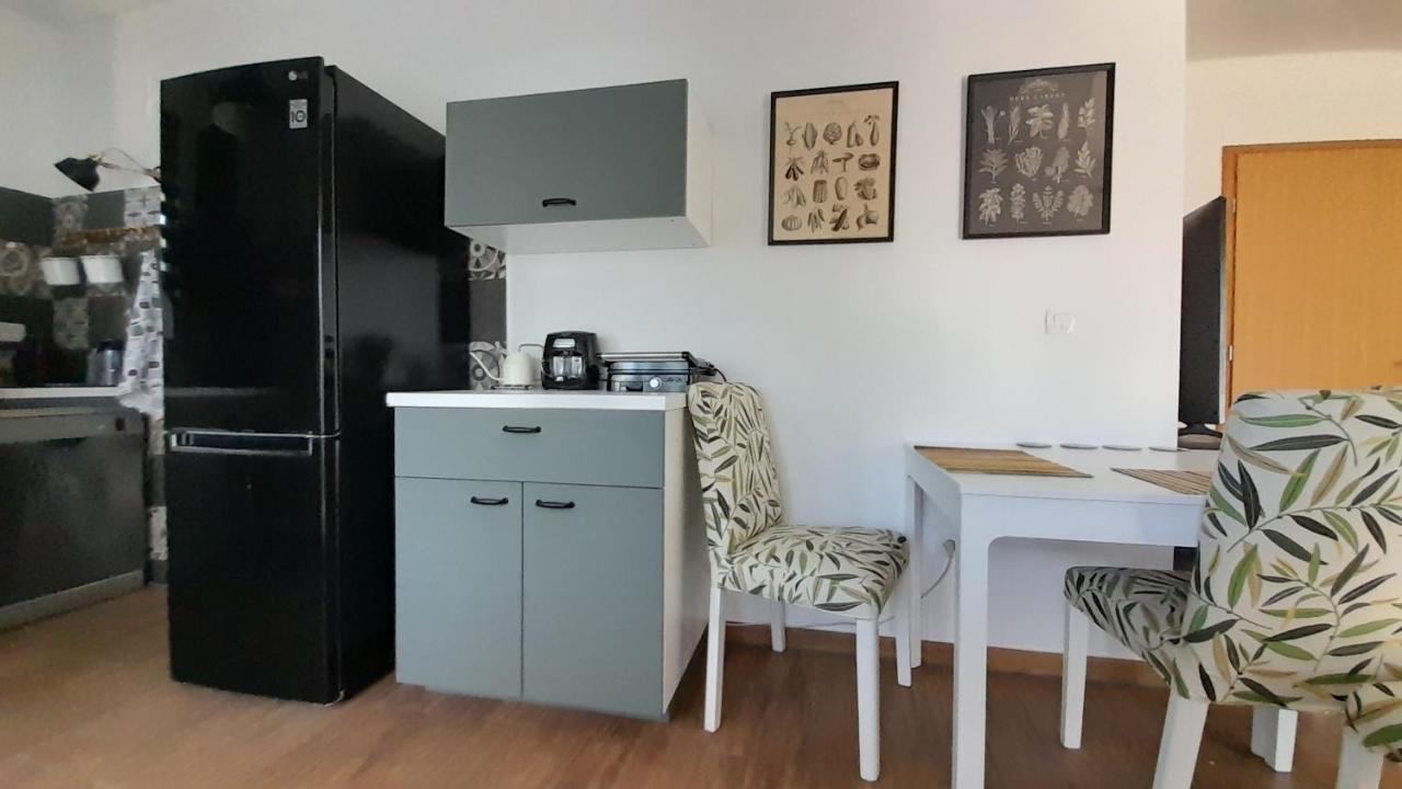 Apartments & Room Danijel Pinezići Buitenkant foto